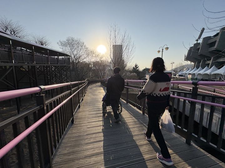 [부천=뉴시스] 휠체어 이용객이 무장애 데크길을 이용해 부천 원미산 진달래동산에서 이동하고 있다. (사진=부천시 제공) 2026.04.06. photo@newsis.com *재판매 및 DB 금지