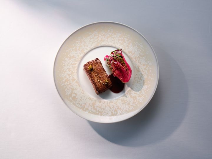 [서울=뉴시스] 시그니엘 서울 모던 프렌치 레스토랑 '스테이(STAY)'가 프랑스 미슐랭 3스타 셰프 '야닉 알레노'의 갈라 디너 메뉴를 정식 메뉴로 출시한다.(사진=롯데호텔앤리조트) *재판매 및 DB 금지