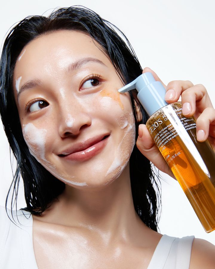 [서울=뉴시스] AGE20’S 필 라이크 허니 오일 투 폼 클렌저 (사진=애경산업 제공) 2026.04.06. photo@newsis.com *재판매 및 DB 금지