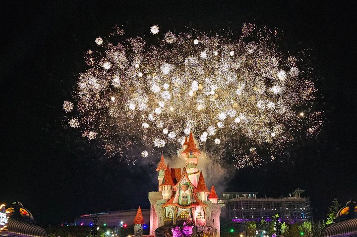 [부산=뉴시스] 롯데월드 어드벤처 부산에서 펼쳐지는 불꽃놀이 (사진=롯데월드 부산 제공) 2026.04.06. photo@newsis.com *재판매 및 DB 금지