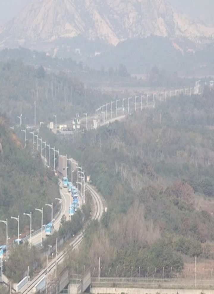 [춘천=뉴시스=] 6일 강원특별자치도는 오는 17일부터 11월 30일까지 비무장지대(DMZ) 접경 지역 5개 군에 조성된 ‘디엠지(DMZ) 평화의 길 테마 노선’ 6개 코스를 개방한다고 밝혔다. 사진은 고성 통일전망대에서바라본 금강산. syi23@newsis.com *재판매 및 DB 금지