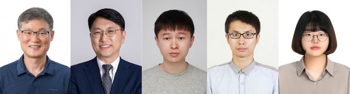 [울산=뉴시스] 울산과학기술원(UNIST) 백종범 교수(왼쪽부터), 임한권 교수, 연훠 샤오 연구원(제1저자), 루난 관 연구원(공동 제1저자), 구지원 연구원(공동 제1저자) (사진=UNIST 제공) 2026.04.06. photo@newsis.com *재판매 및 DB 금지