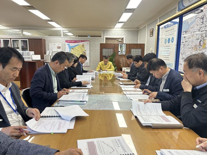 [아산=뉴시스] 충남 아산시가 지난 3일 중동 지역 위기 관련 긴급 경제상황 점검회의를 가졌다. (사진=아산시 제공) 2026.04.06 photo@newsis.com *재판매 및 DB 금지