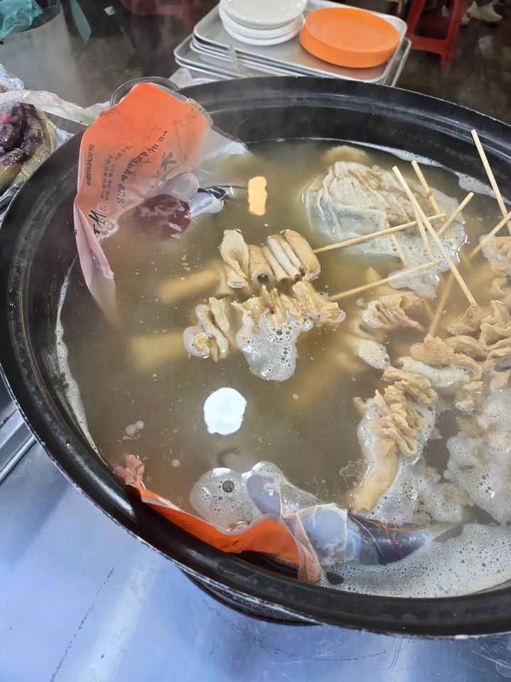 [서울=뉴시스] 어묵탕 냄비 안에 순대가 포장된 채 어묵과 함께 들어 있는 모습. (사진=스레드 캡처) *재판매 및 DB 금지