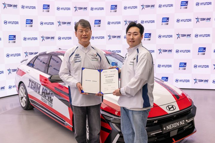 [서울=뉴시스] 윤효준 현대차 국내사업본부장과 김주현 TEAM HMC 레이싱팀 단장이 지난 3일 서울 강남구 현대차그룹 UX 스튜디오에서 후원 협약식을 진행하고 있다. (사진=현대차 제공) 2026.4.6. photo@newsis.com *재판매 및 DB 금지