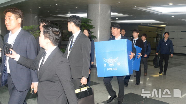 [전주=뉴시스] 김얼 기자 = 전북경찰청 반부패경제범죄수사대 관계자들이 6일 전북 전주시 전북특별자치도청 도지사실을 찾아 김관영 전북특별자치도지사의 돈봉투 의혹과 관련한 압수수색을 하기 위해 장내로 들어서고 있다. 2026.04.06. pmkeul@newsis.com