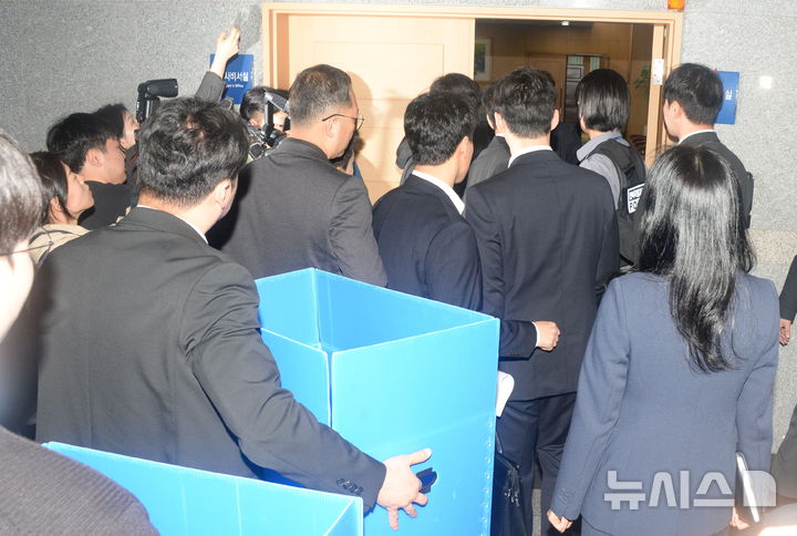 [전주=뉴시스] 김얼 기자 = 전북경찰청 반부패경제범죄수사대 관계자들이 6일 전북 전주시 전북특별자치도청 도지사실을 찾아 김관영 전북특별자치도지사의 돈봉투 의혹과 관련한 압수수색을 하기 위해 장내로 들어서고 있다. 2026.04.06. pmkeul@newsis.com