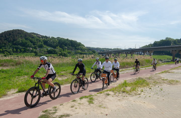 [공주=뉴시스] 금강 자전거 도로에서 자전거 타는 시민들.(사진=공주시)2026.04.06.photo@newsis.com. *재판매 및 DB 금지