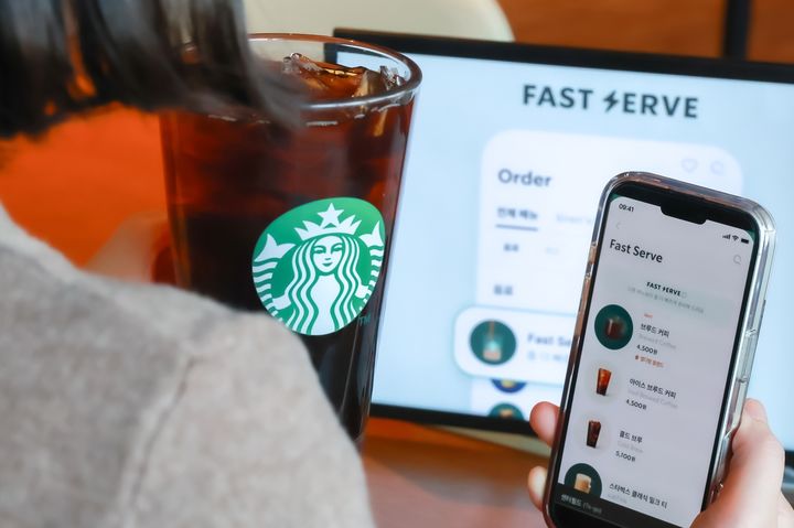 [서울=뉴시스] 스타벅스 코리아가 6일부터 '패스트 서브(Fast Serve)' 서비스를 정식 운영한다고 밝혔다. (사진=스타벅스 코리아 제공) *재판매 및 DB 금지