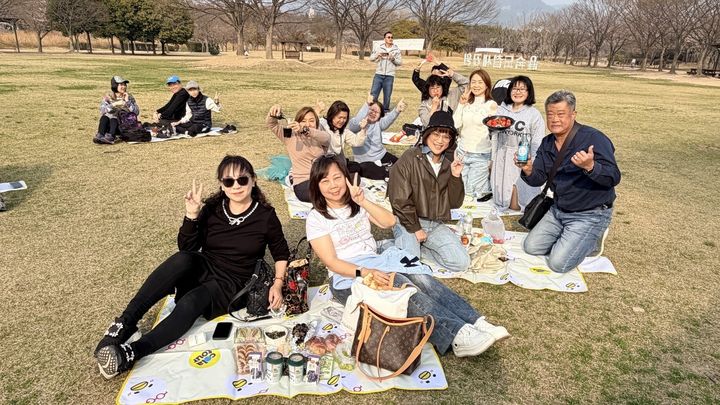 [부산=뉴시스] 지난달 대만 관광객이 부산 을숙도 생태공원 피크닉에 참여하고 있다. (사진=부산관광공사 제공) 2026.04.06. photo@newsis.com *재판매 및 DB 금지