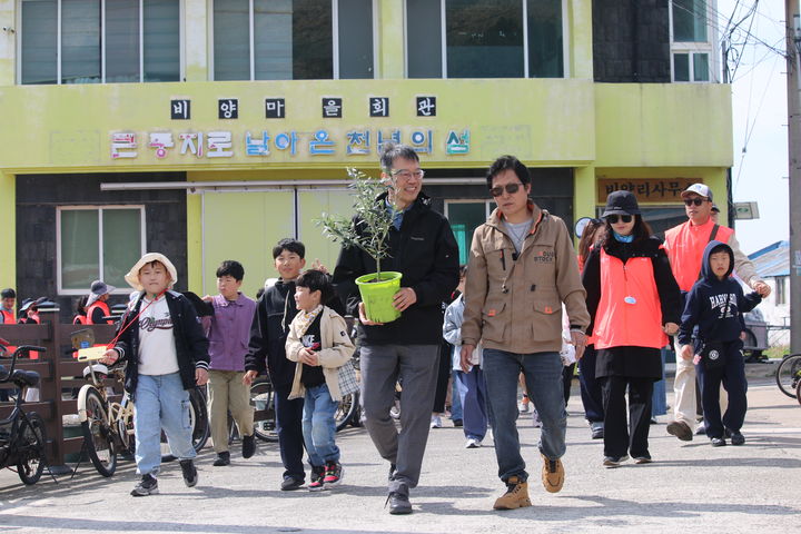 올리브 묘목을 농장으로 운반하는 이영근 한국관광공사 제주지사장(왼쪽)과 고성민 비양리장(오른쪽). (사진=한국관광공사) *재판매 및 DB 금지