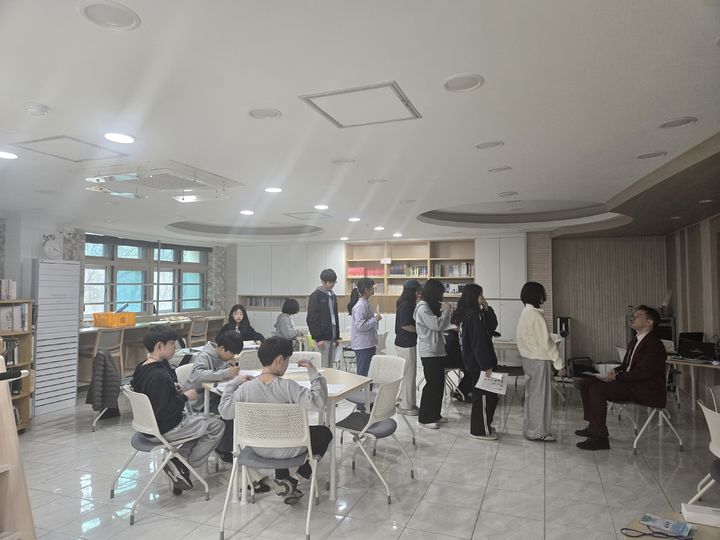 [용인=뉴시스] 수업을 듣고 있는 학생들(사진=용인교육지원청 제공) *재판매 및 DB 금지