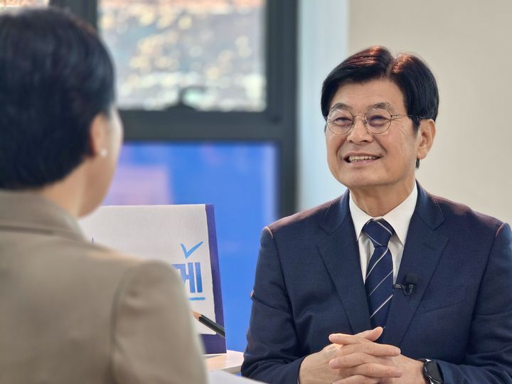 [세종=뉴시스] 포켓베이 관련 학부모와 대화하는 이춘희 예비후보.(사진=이춘희 캠프 제공). 2026.04.06. photo@newsis.com. *재판매 및 DB 금지