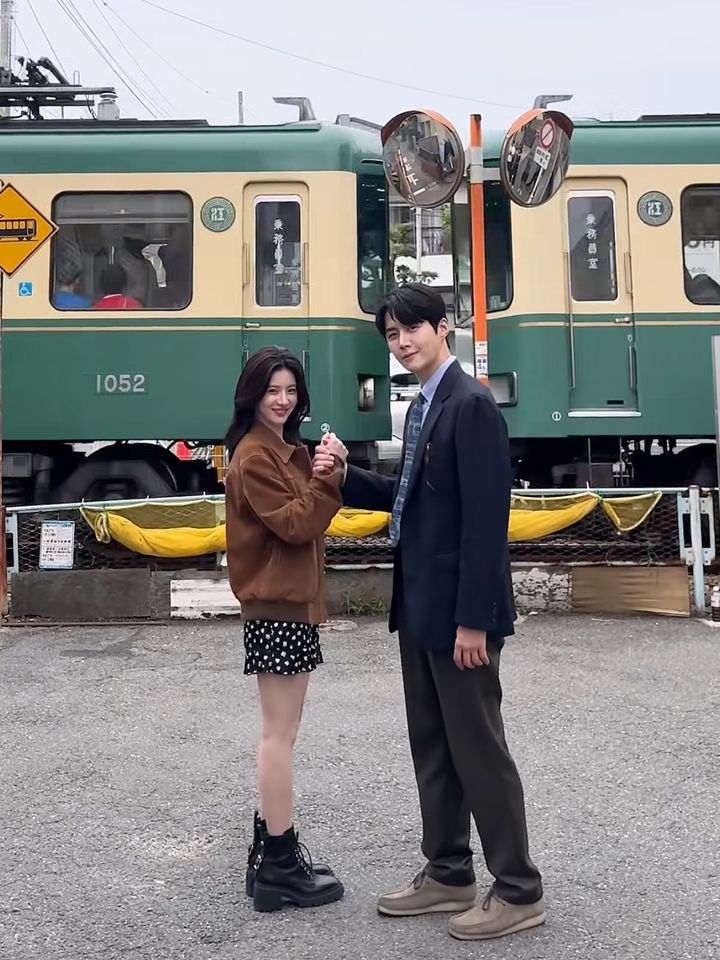 [서울=뉴시스] 가마쿠라에 위치한 해당 기찻길은 '이 사랑 통역 되나요?'의 서사가 시작되는 장소로 팬들 사이에서 인증샷 성지로 급부상했다. (사진=넷플릭스 인스타그램 캡처) 2026.04.06. 