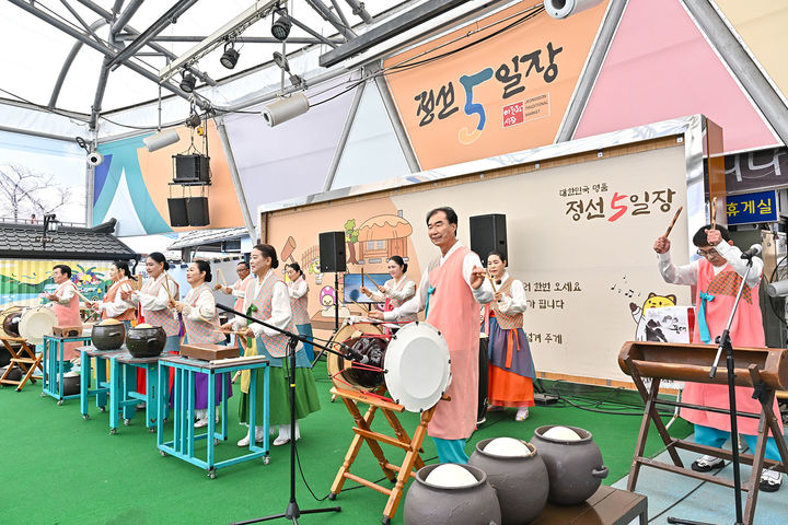 정선 5일장 문화공연 운영 모습.(사진=정선군 제공) *재판매 및 DB 금지