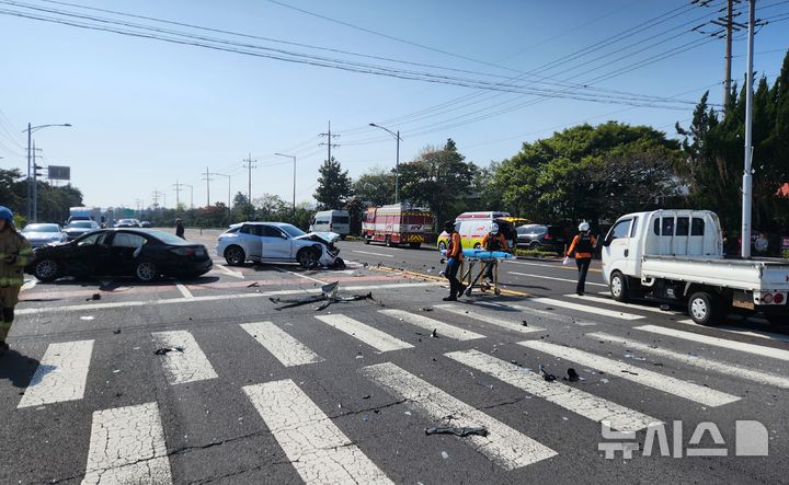 [제주=뉴시스] 5일 오후 제주 서귀포시 남원읍 소재 도로에서 SUV, 승용차, 1t 트럭이 충돌해 경찰과 소방당국이 사고 수습에 나서고 있다. (사진=제주소방안전본부 제공) 2026.04.06. photo@newsis.com