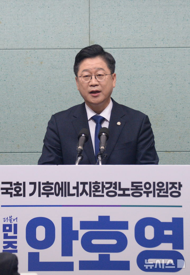 [전주=뉴시스] 김얼 기자 = 더불어민주당 안호영 전북특별자치도지사 예비후보가 6일 전북 전주시 전북특별자치도의회 기자회견장에서 정책발표 기자회견을 열고 질의에 답변하고 있다. 2026.04.06. pmkeul@newsis.com