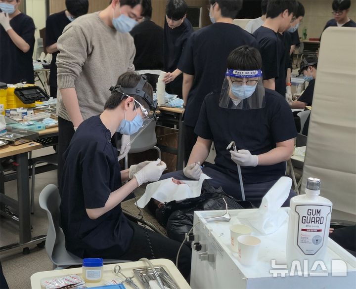 [서울=뉴시스] 경희대 치과대학 봉사동아리 '코다(KODA)' 학생들이 부천시 노동자종합복지관에서 무료 치과 진료 봉사활동을 진행하고 있다. (사진=동아제약 제공) 2026.04.06. photo@newsis.com