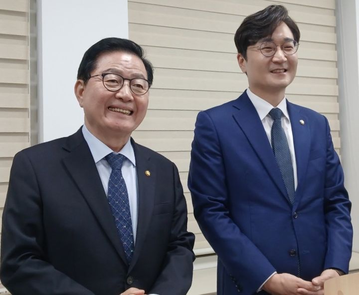[대전=뉴시스] 조명휘 기자 = 더불어민주당 대전시장 후보 선출을 위한 경선에 참여했다가 탈락한 장종태(서구갑) 의원과 결선투표에 진출한 장철민(동구) 의원이 6일 대전시의회 기자실에서 정책연대 선언을 하고 있다. 2026.04.06. photo@newsis.com *재판매 및 DB 금지