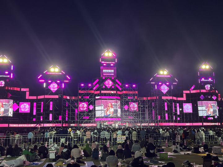 벚꽃으로 물든 진해군항제, MZ 취향 반영 통했다