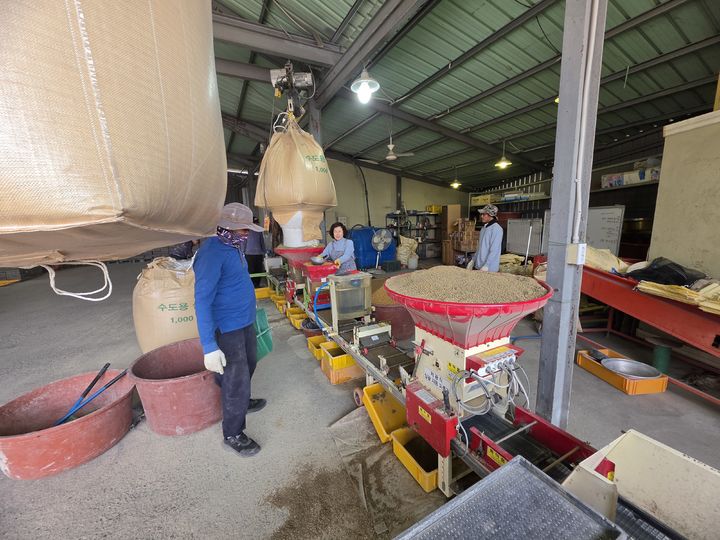 [거창=뉴시스] 거창군, 벼 육묘장 파종 작업 준비 (사진=거창군 제공) 2026. 04. 06. photo@newsis.com&nbsp; *재판매 및 DB 금지