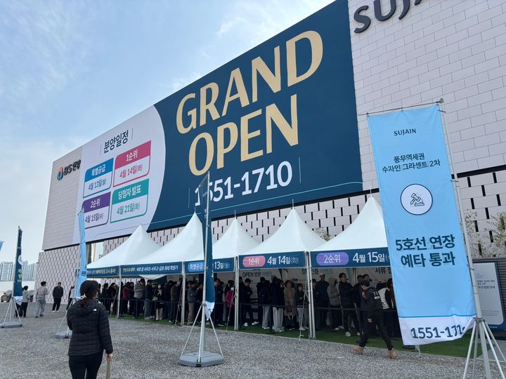 [서울=뉴시스]풍무역세권 수자인 그라센트 2차 견본주택 입장을 위해 대기중인 방문객들. (사진=BS한양 제공) 2026. 4. 6. *재판매 및 DB 금지