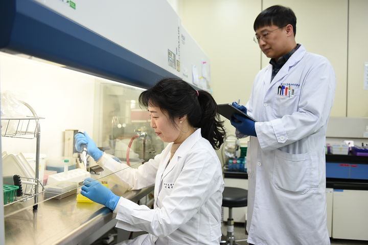 [수원=뉴시스] 연구진 모습. (사진=경과원 제공) 2026.04.06. photo@newsis.com *재판매 및 DB 금지