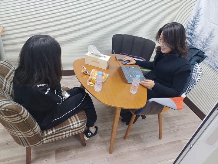 [횡성=뉴시스] 찾아가는 가족상담 프로그램에 참여한 아동이 상담사와 함께 대화를 나누며 가족 기능 강화를 위한 상담을 받고 있다. (사진=횡성군 제공) 2026.04.06. photo@newsis.com *재판매 및 DB 금지