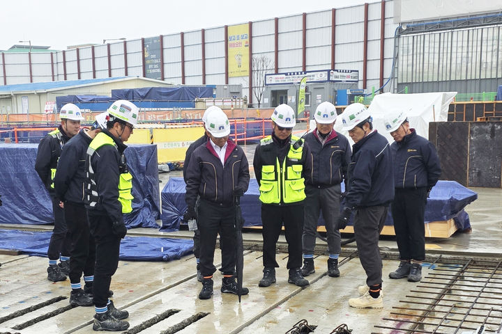 [서울=뉴시스]지난달 18일 전주에코시티 17블록 건설현장에서 안전보건 점검을 실시하는 모습. (사진=중흥그룹 제공) 2026. 4. 6. *재판매 및 DB 금지