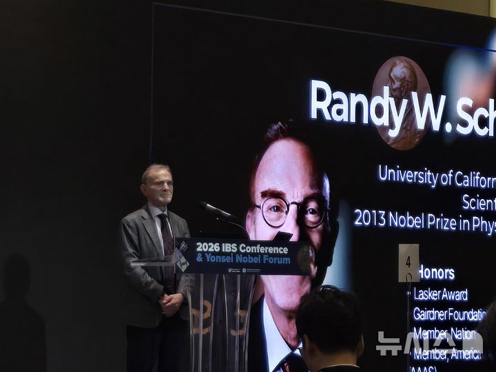 [서울=뉴시스]2013년 노벨생리학상 수상자인 랜디 셰크먼 UC 버클리 교수가 6일 서울 서대문구 연세대학교에서 개최된 기초과학연구원(IBS)의 '2026 IBS 콘퍼런스'에서 기조강연을 진행하고 있다. (사진=윤현성 기자)