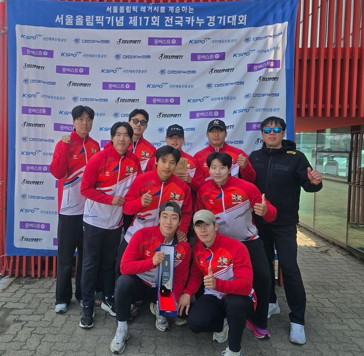 [인천=뉴시스] 연수구 카누팀 레드윙스가 시즌 첫 전국대회에서 종합우승을 차지하고 기념사진을 촬영하고 있다. (사진=연수구 제공) 2026.04.06. photo@newsis.com *재판매 및 DB 금지
