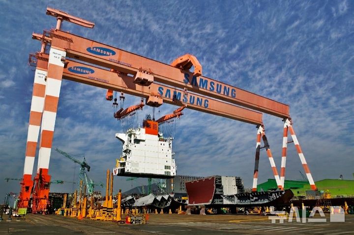[거제=뉴시스] 신정철 기자= 삼성중공업 등 대한민국 조선사들이 지난 3월 한달동안 총 38척, 159만CGT(선종별 난도와 중량을 반영한 표준선 환산톤수)를 수주하면서 전 세계 수주량의 39%를 차지한 것으로 조사됐다.사진은 삼성중공업 거제조선소 선박건조 모습.(사진=뉴시스DB).2026.04.06. sin@newsis.com