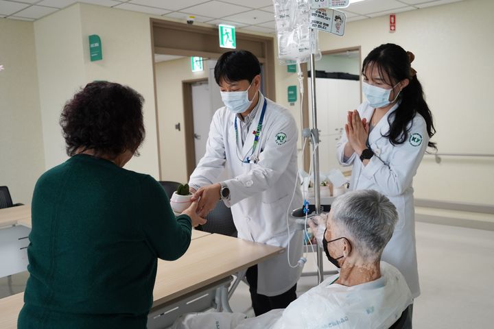 [대전=뉴시스] 건양대병원이 식목일을 맞아 입원 환자와 가족들을 위해 화분 나눔 행사를 벌였다.(사진=건양대학교병원 제공) 2026.04.06. photo@newsis.com *재판매 및 DB 금지