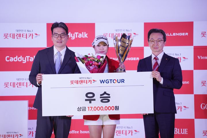 [서울=뉴시스] 지난 5일 대전 골프존조이마루에서 열린 '2026 롯데렌터카 W지투어(GTOUR)' 4차 대회 시상식에서 왼쪽부터 손장순 골프존 전무, 우승자 박성아, 조근행 롯데렌탈 상무. (사진=골프존 제공) 2026.04.06. photo@newsis.com *재판매 및 DB 금지