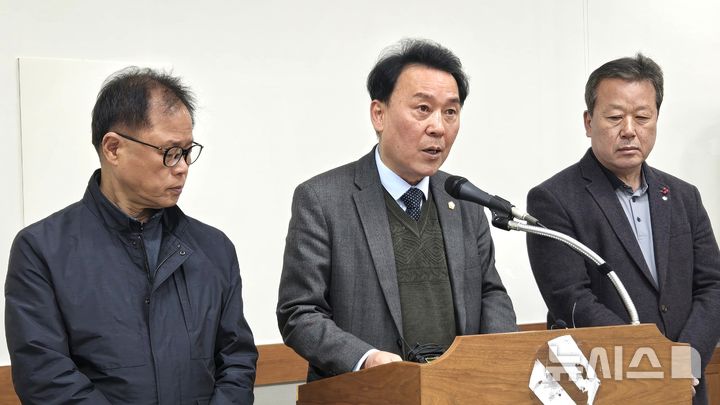 [청주=뉴시스] 임선우 기자 = 더불어민주당 경선에서 패한 김성택 청주시의원(가운데)이 6일 시청 브리핑룸에서 경선 탈락자들과 함께 당원 명부 유출 의혹을 제기하고 있다. 2026.04.06. imgiza@newsis.com