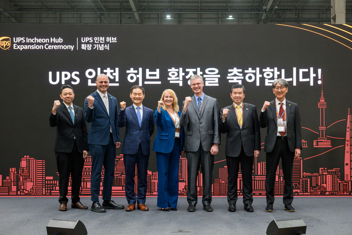 [서울=뉴시스] 3일 오전 인천공항 화물터미널에서 진행된 ‘인천공항 UPS 특송물류센터 확장 개소식’에서 인천국제공항공사 김범호 사장직무대행(왼쪽 세번째), UPS 케이트 구트만(Kate Gutmann) 수석 부사장(왼쪽 네번째) 및 관계자들이 점등식 후 기념촬영을 하고 있다. 2026.04.06. (사진=인천공항공사 제공) photo@newsis.com *재판매 및 DB 금지