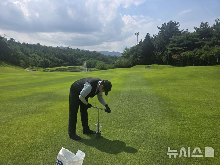[김해=뉴시스]골프장 농약 사용·잔류량 검사. (사진=김해시 제공). 2026.04.06. photo@newsis.com