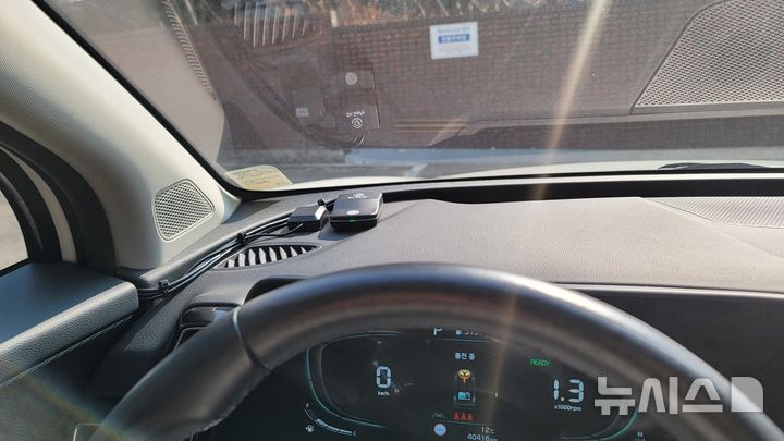 [서울=뉴시스] 페달 오조작 방지 장치 설치 모습. (사진= 한국교통안전공단 제공)