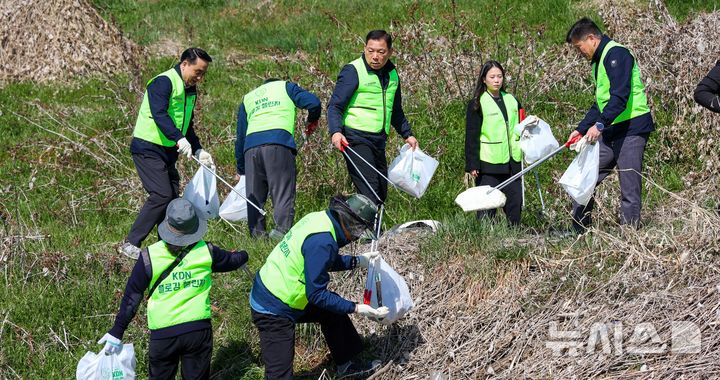 [세종=뉴시스]한전KDN은 지난달 19일 전남 나주 영산강 일대에서 환경 정화 활동인 '영산강 물사랑 플로깅'을 실시했다고.(사진=한전KDN 제공)