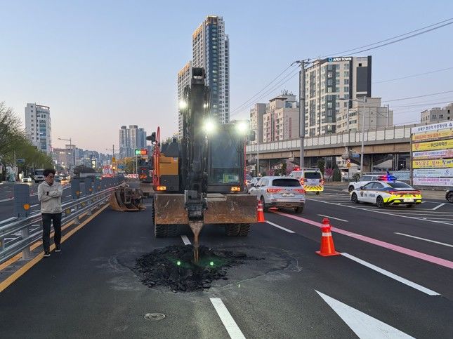 [부산=뉴시스] 내성지하차도 진입부 도로 침하 복구 모습. (사진=부산시 제공) 2026.04.06. photo@newsis.com *재판매 및 DB 금지