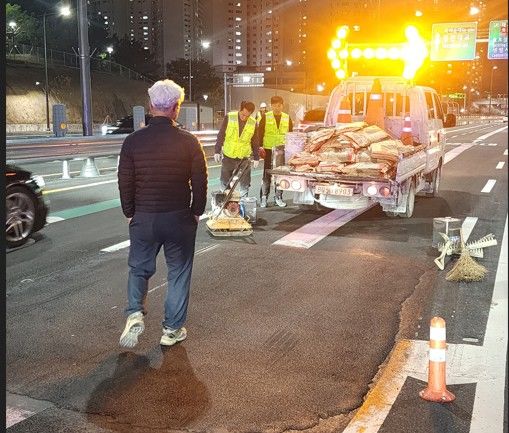 [부산=뉴시스] 수영강변지하차도 입구가 도로 침하가 발생해 복구작업을 벌여 임시 복구 됐다. (사진=부산시 제공) 2026.04.06. photo@newsis.com *재판매 및 DB 금지