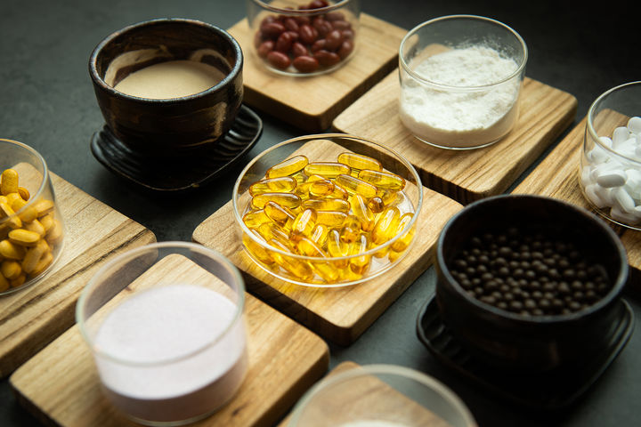 [서울=뉴시스] 지난 1일(현지시각) 영국 데일리메일은 골웨이 대학교가 주도한 연구 결과를 인용하여 중년기에 비타민 D 수치가 높을수록 치매와 연관성이 깊은 단백질 '타우'의 수치가 낮아진다고 보도했다. (사진=유토이미지)