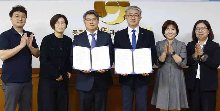 지도의사 운영 업무협약하는 충주시와 건국대 충주병원.(사진=충주시 제공) *재판매 및 DB 금지