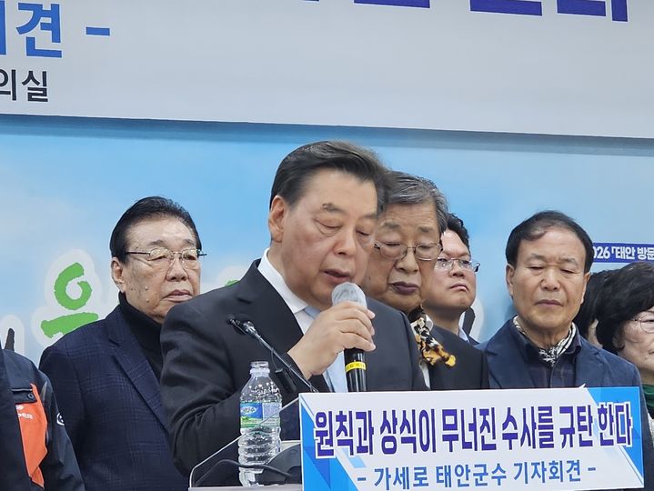 [태안=뉴시스] 가세로 충남 태안군수가 6일 태안군청 중회의실에서 지지자들과 함께 최근 경찰로부터 청탁금지법 위반 혐의로 불구속 송치된 것과 관련해 '원칙과 상식이 무너진 수사를 규탄한다'는 기자회견을 갖고 있다. 2026.04.06. spark@newsis.com *재판매 및 DB 금지