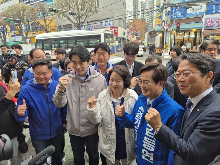 [수원=뉴시스] 이병희 기자 = 한준호, 추미애, 김동연 6·3 지방선거 더불어민주당 경기도지사 경선 후보와 김승원 민주당 경기도당위원장 등이 6일 수원시 팔달구 못골시장 앞에서 사진을 찍고 있다. 2026.04.06. iambh@newsis.com *재판매 및 DB 금지