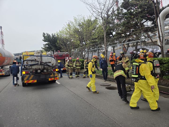 [울산=뉴시스] 6일 오전 울산 울주군 온산공단에 설치된 화학물질 지하 매설 배관에서 유해화학물질이 누출돼 소방당국이 수습 중이다. (사진=울산소방본부 제공) 2026.04.06. photo@newsis.com *재판매 및 DB 금지