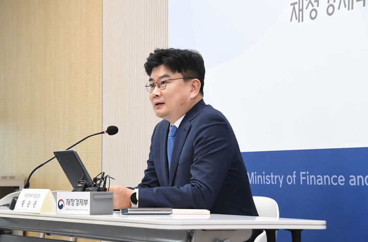 [세종=뉴시스] 황순관 재정경제부 국고실장이 6일 정부세종청사에서 2025년 국가결산결과 백브리핑'을 하고 있다. (사진=재경부 제공) 2026.04.06. photo@newsis.com *재판매 및 DB 금지