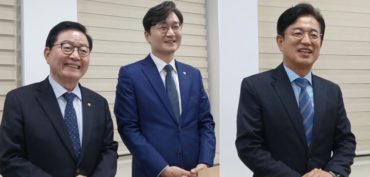 [대전=뉴시스]ㅍ조명휘 기자 = 더불어민주당 대전시장 후보 선출을 위한 결선투표에 진출한 장철민(가운데) 후보와 경선에 탈락한 장종태(왼쪽) 후보, 결선에 진출한 허태정(오른쪽) 후보가 6일 대전시의회 기자실에서 회견을 하고 있다. 2026.04.06. photo@newsis.com *재판매 및 DB 금지