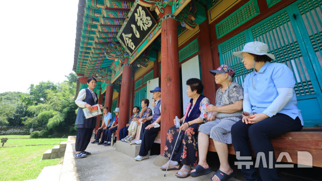 [과천=뉴시스] 온온사 역사문화산책 현장. (사진=과천시 제공). 2026.04.06.photo@newsis.com