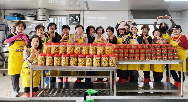 [함양=뉴시스] 함양군 여성단체협의회 4월 사랑의 밑반찬 나눔 (사진=함양군 제공) 2026. 04. 06. photo@newsis.com *재판매 및 DB 금지